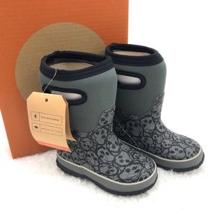 NWT Bogs Insulated Waterproof Skull Boots